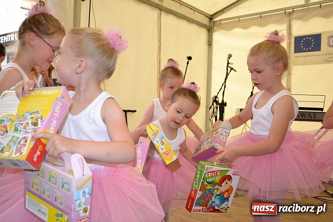 Zdjęcie w galerii na portalu naszraciborz.pl: Festiwal kwiatów oraz młode talenty na scenie w Tworkowie wiadomości z regionu