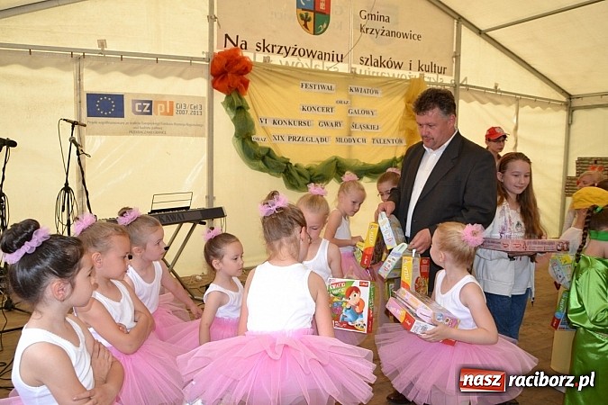 Zdjęcie w galerii na portalu naszraciborz.pl: Festiwal kwiatów oraz młode talenty na scenie w Tworkowie wiadomości z regionu