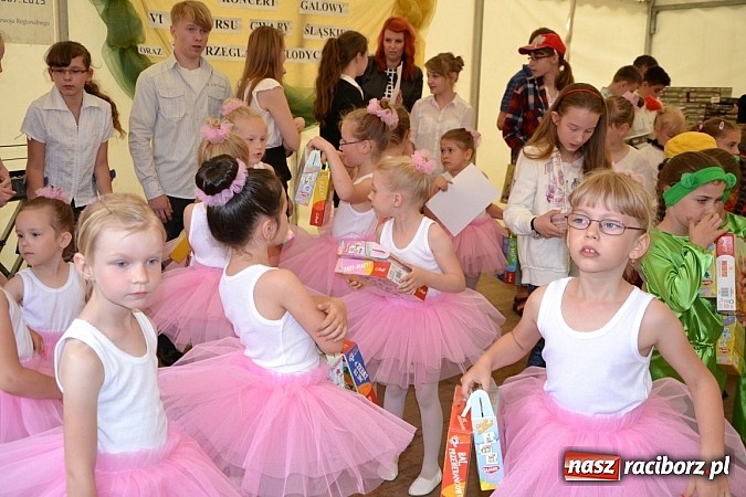 Zdjęcie w galerii na portalu naszraciborz.pl: Festiwal kwiatów oraz młode talenty na scenie w Tworkowie wiadomości z regionu