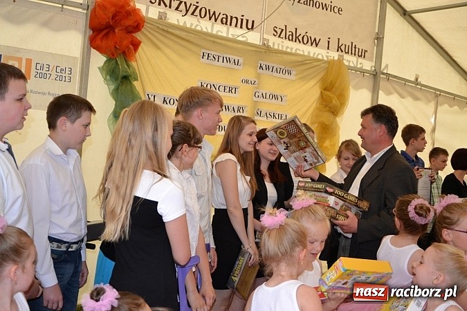 Zdjęcie w galerii na portalu naszraciborz.pl: Festiwal kwiatów oraz młode talenty na scenie w Tworkowie wiadomości z regionu