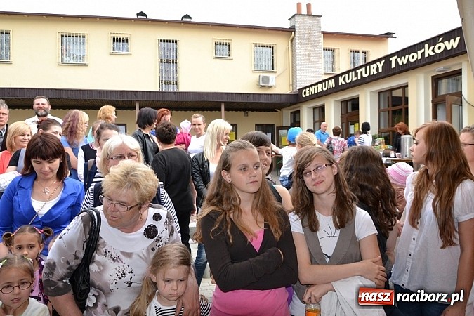 Zdjęcie w galerii na portalu naszraciborz.pl: Festiwal kwiatów oraz młode talenty na scenie w Tworkowie wiadomości z regionu