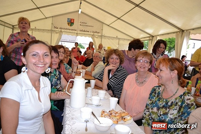 Zdjęcie w galerii na portalu naszraciborz.pl: Festiwal kwiatów oraz młode talenty na scenie w Tworkowie wiadomości z regionu