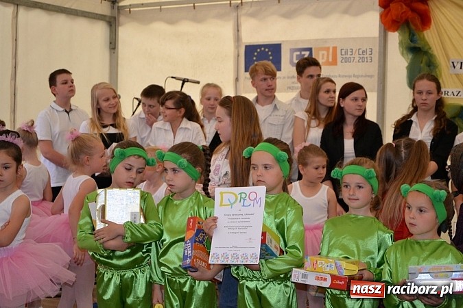 Zdjęcie w galerii na portalu naszraciborz.pl: Festiwal kwiatów oraz młode talenty na scenie w Tworkowie wiadomości z regionu