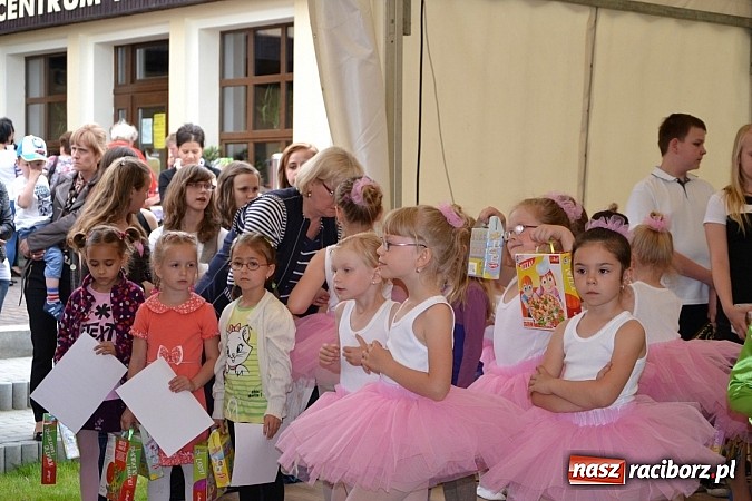 Zdjęcie w galerii na portalu naszraciborz.pl: Festiwal kwiatów oraz młode talenty na scenie w Tworkowie wiadomości z regionu