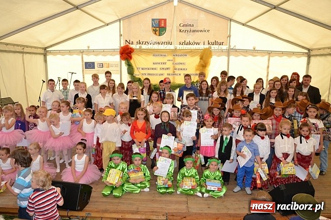 Zdjęcie w galerii na portalu naszraciborz.pl: Festiwal kwiatów oraz młode talenty na scenie w Tworkowie wiadomości z regionu