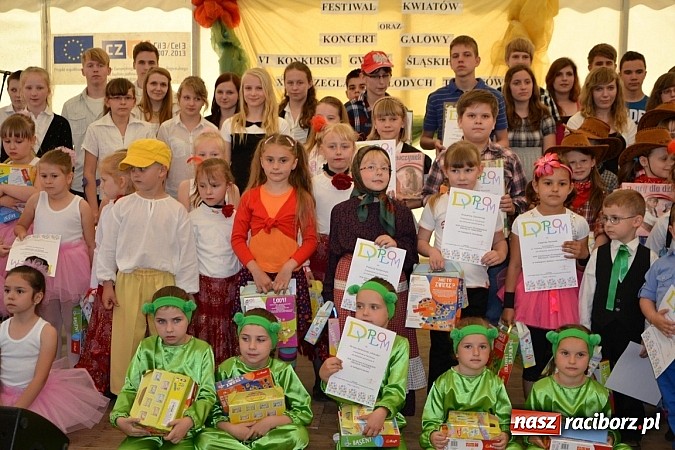 Zdjęcie w galerii na portalu naszraciborz.pl: Festiwal kwiatów oraz młode talenty na scenie w Tworkowie wiadomości z regionu