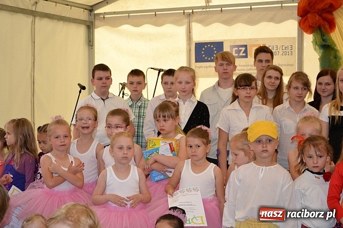 Zdjęcie w galerii na portalu naszraciborz.pl: Festiwal kwiatów oraz młode talenty na scenie w Tworkowie wiadomości z regionu