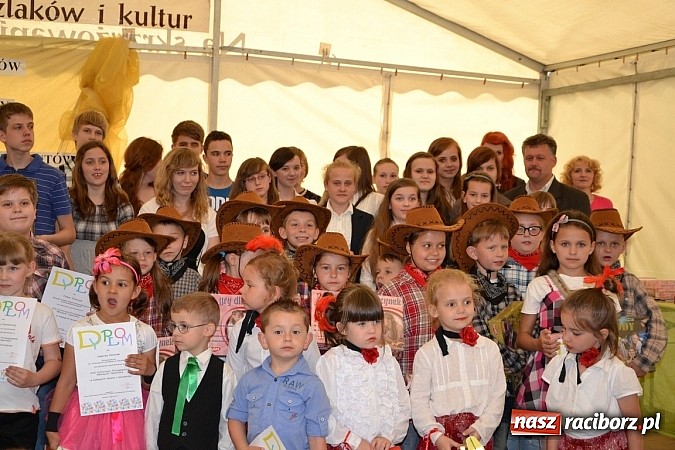 Zdjęcie w galerii na portalu naszraciborz.pl: Festiwal kwiatów oraz młode talenty na scenie w Tworkowie wiadomości z regionu