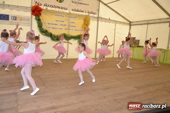 Zdjęcie w galerii na portalu naszraciborz.pl: Festiwal kwiatów oraz młode talenty na scenie w Tworkowie wiadomości z regionu