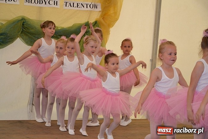 Zdjęcie w galerii na portalu naszraciborz.pl: Festiwal kwiatów oraz młode talenty na scenie w Tworkowie wiadomości z regionu