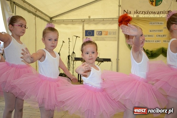 Zdjęcie w galerii na portalu naszraciborz.pl: Festiwal kwiatów oraz młode talenty na scenie w Tworkowie wiadomości z regionu