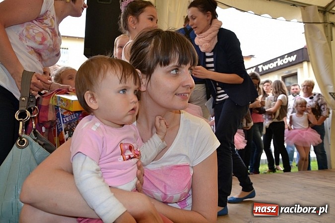 Zdjęcie w galerii na portalu naszraciborz.pl: Festiwal kwiatów oraz młode talenty na scenie w Tworkowie wiadomości z regionu