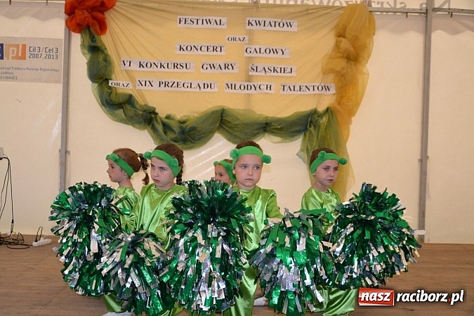 Zdjęcie w galerii na portalu naszraciborz.pl: Festiwal kwiatów oraz młode talenty na scenie w Tworkowie wiadomości z regionu