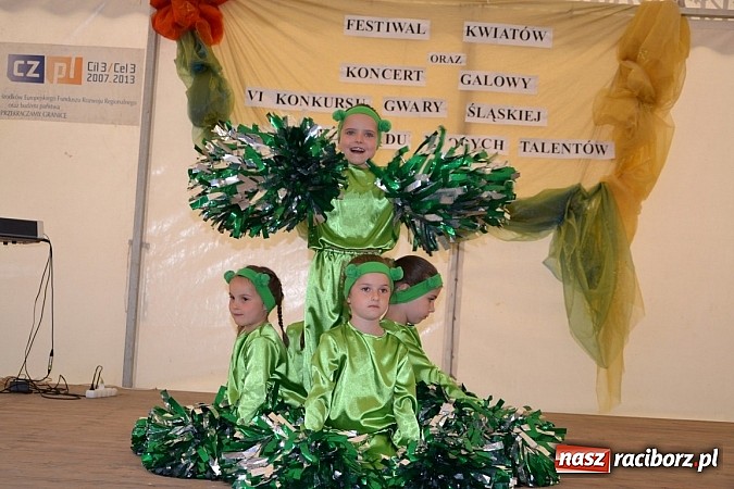 Zdjęcie w galerii na portalu naszraciborz.pl: Festiwal kwiatów oraz młode talenty na scenie w Tworkowie wiadomości z regionu