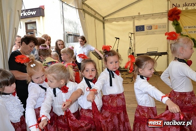 Zdjęcie w galerii na portalu naszraciborz.pl: Festiwal kwiatów oraz młode talenty na scenie w Tworkowie wiadomości z regionu