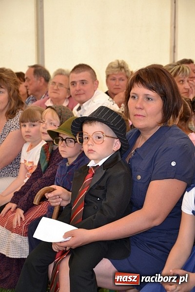 Zdjęcie w galerii na portalu naszraciborz.pl: Festiwal kwiatów oraz młode talenty na scenie w Tworkowie wiadomości z regionu