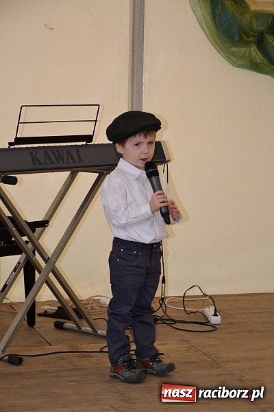 Zdjęcie w galerii na portalu naszraciborz.pl: Festiwal kwiatów oraz młode talenty na scenie w Tworkowie wiadomości z regionu