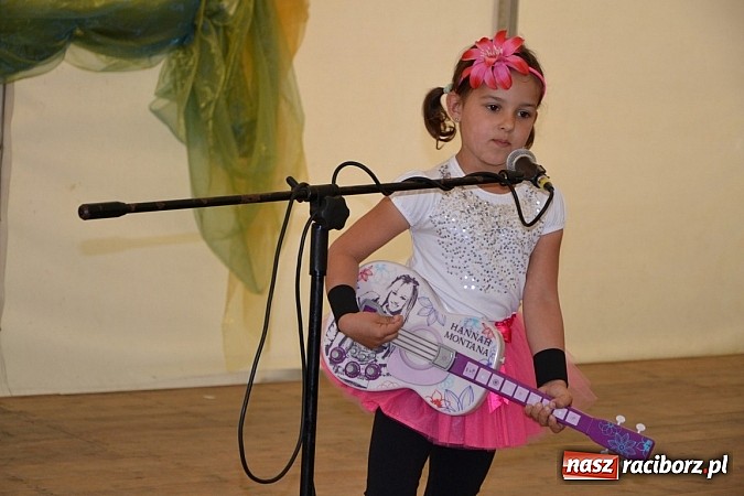 Zdjęcie w galerii na portalu naszraciborz.pl: Festiwal kwiatów oraz młode talenty na scenie w Tworkowie wiadomości z regionu