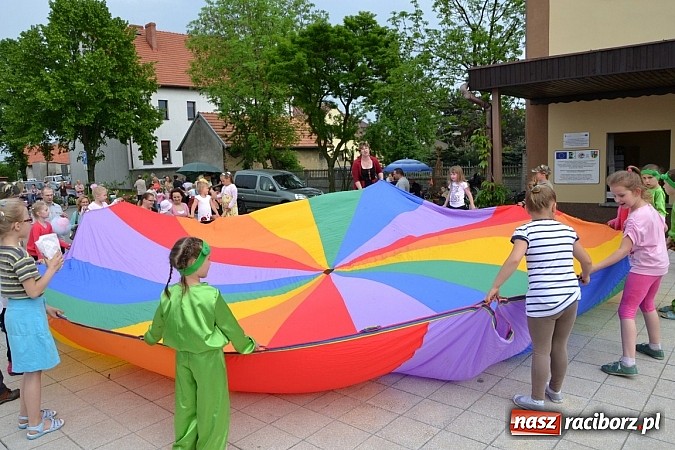 Zdjęcie w galerii na portalu naszraciborz.pl: Festiwal kwiatów oraz młode talenty na scenie w Tworkowie wiadomości z regionu