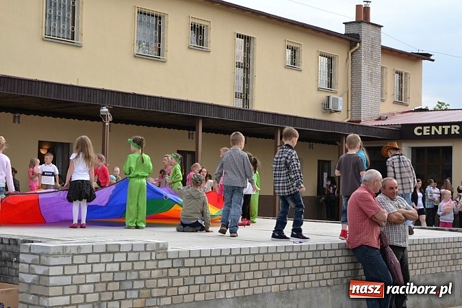 Zdjęcie w galerii na portalu naszraciborz.pl: Festiwal kwiatów oraz młode talenty na scenie w Tworkowie wiadomości z regionu