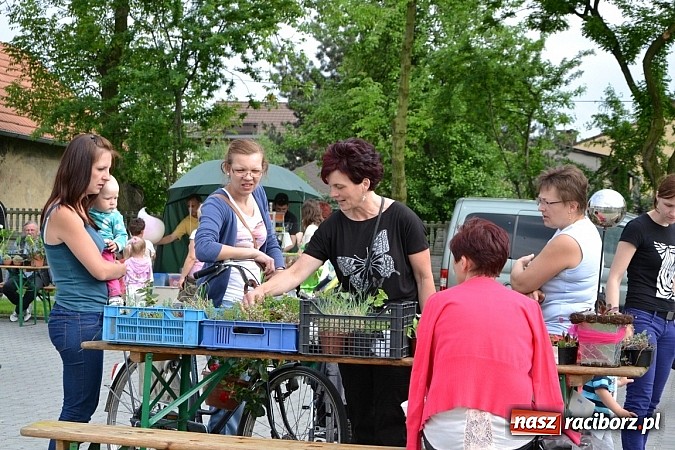 Zdjęcie w galerii na portalu naszraciborz.pl: Festiwal kwiatów oraz młode talenty na scenie w Tworkowie wiadomości z regionu