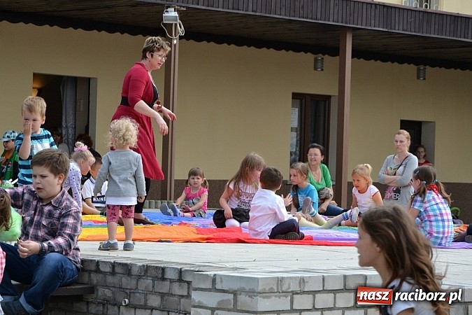 Zdjęcie w galerii na portalu naszraciborz.pl: Festiwal kwiatów oraz młode talenty na scenie w Tworkowie wiadomości z regionu