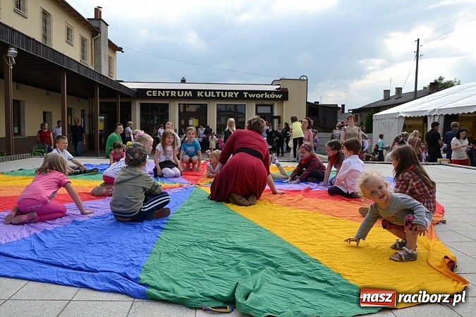Zdjęcie w galerii na portalu naszraciborz.pl: Festiwal kwiatów oraz młode talenty na scenie w Tworkowie wiadomości z regionu