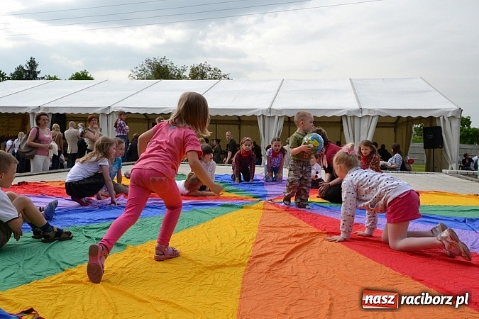 Zdjęcie w galerii na portalu naszraciborz.pl: Festiwal kwiatów oraz młode talenty na scenie w Tworkowie wiadomości z regionu
