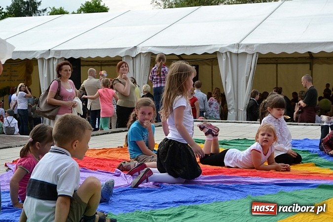 Zdjęcie w galerii na portalu naszraciborz.pl: Festiwal kwiatów oraz młode talenty na scenie w Tworkowie wiadomości z regionu