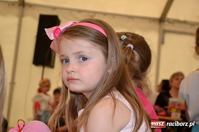 Zdjęcie w galerii na portalu naszraciborz.pl: Festiwal kwiatów oraz młode talenty na scenie w Tworkowie wiadomości z regionu