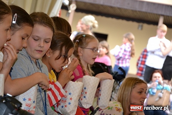 Zdjęcie w galerii na portalu naszraciborz.pl: Festiwal kwiatów oraz młode talenty na scenie w Tworkowie wiadomości z regionu