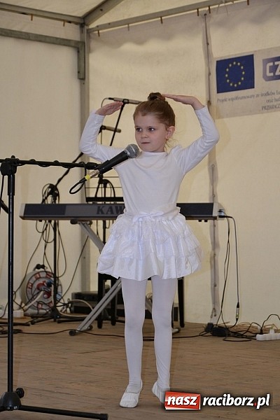 Zdjęcie w galerii na portalu naszraciborz.pl: Festiwal kwiatów oraz młode talenty na scenie w Tworkowie wiadomości z regionu