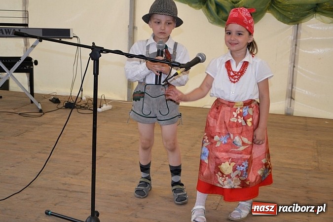 Zdjęcie w galerii na portalu naszraciborz.pl: Festiwal kwiatów oraz młode talenty na scenie w Tworkowie wiadomości z regionu