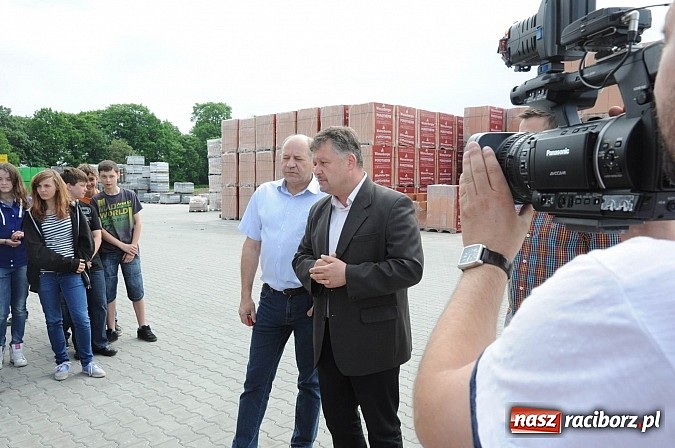 Zdjęcie w galerii na portalu naszraciborz.pl: Młodzi Polacy i Czesi uczą się biznesu. Wczoraj odwiedzali przedsiębiorstwa wiadomości z regionu