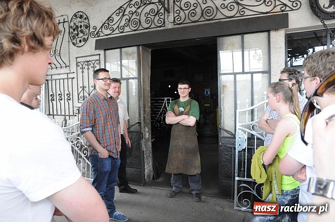 Zdjęcie w galerii na portalu naszraciborz.pl: Młodzi Polacy i Czesi uczą się biznesu. Wczoraj odwiedzali przedsiębiorstwa wiadomości z regionu