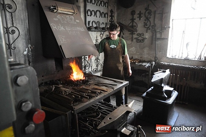 Zdjęcie w galerii na portalu naszraciborz.pl: Młodzi Polacy i Czesi uczą się biznesu. Wczoraj odwiedzali przedsiębiorstwa wiadomości z regionu