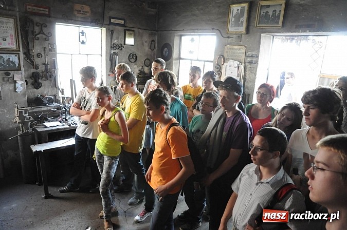 Zdjęcie w galerii na portalu naszraciborz.pl: Młodzi Polacy i Czesi uczą się biznesu. Wczoraj odwiedzali przedsiębiorstwa wiadomości z regionu