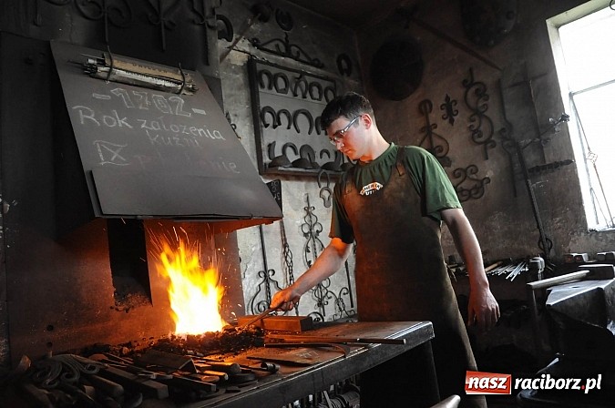 Zdjęcie w galerii na portalu naszraciborz.pl: Młodzi Polacy i Czesi uczą się biznesu. Wczoraj odwiedzali przedsiębiorstwa wiadomości z regionu