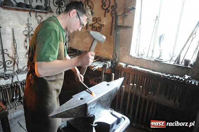 Zdjęcie w galerii na portalu naszraciborz.pl: Młodzi Polacy i Czesi uczą się biznesu. Wczoraj odwiedzali przedsiębiorstwa wiadomości z regionu