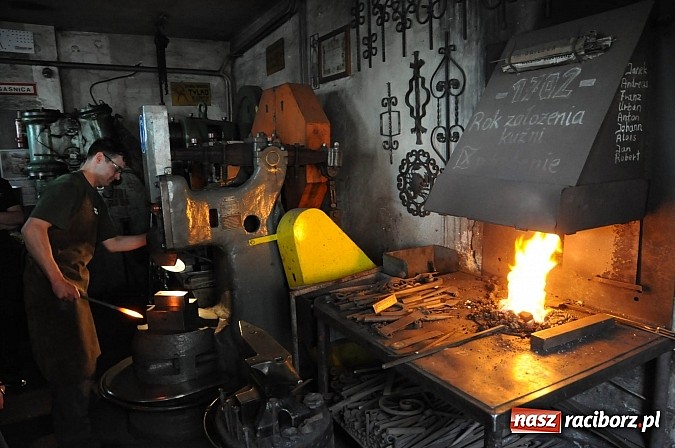 Zdjęcie w galerii na portalu naszraciborz.pl: Młodzi Polacy i Czesi uczą się biznesu. Wczoraj odwiedzali przedsiębiorstwa wiadomości z regionu