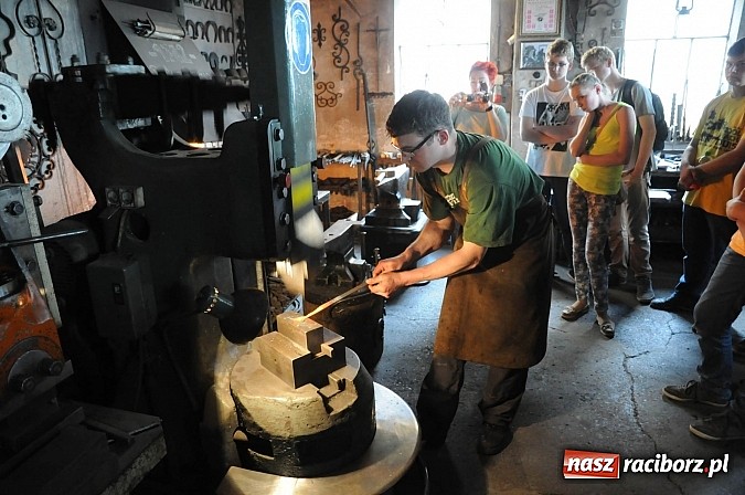 Zdjęcie w galerii na portalu naszraciborz.pl: Młodzi Polacy i Czesi uczą się biznesu. Wczoraj odwiedzali przedsiębiorstwa wiadomości z regionu