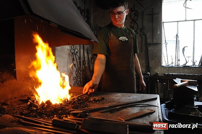 Zdjęcie w galerii na portalu naszraciborz.pl: Młodzi Polacy i Czesi uczą się biznesu. Wczoraj odwiedzali przedsiębiorstwa wiadomości z regionu