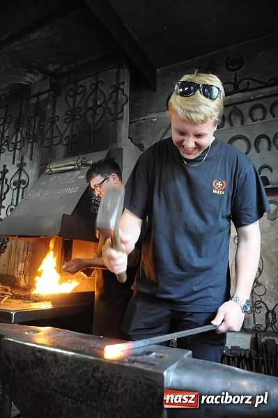 Zdjęcie w galerii na portalu naszraciborz.pl: Młodzi Polacy i Czesi uczą się biznesu. Wczoraj odwiedzali przedsiębiorstwa wiadomości z regionu