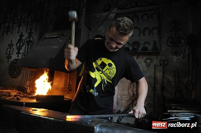 Zdjęcie w galerii na portalu naszraciborz.pl: Młodzi Polacy i Czesi uczą się biznesu. Wczoraj odwiedzali przedsiębiorstwa wiadomości z regionu