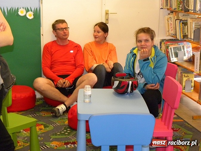 Zdjęcie w galerii na portalu naszraciborz.pl: Odjazdowy rajd z biblioteką wiadomości z regionu