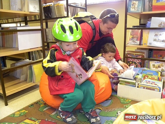 Zdjęcie w galerii na portalu naszraciborz.pl: Odjazdowy rajd z biblioteką wiadomości z regionu