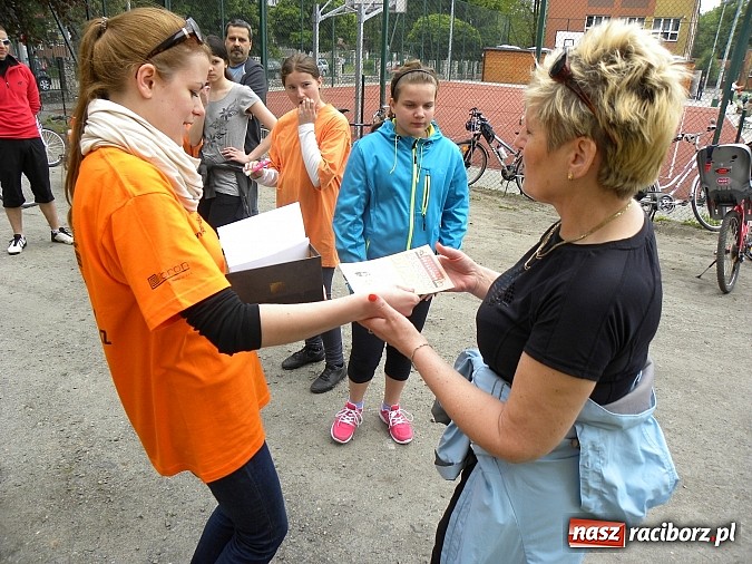Zdjęcie w galerii na portalu naszraciborz.pl: Odjazdowy rajd z biblioteką wiadomości z regionu
