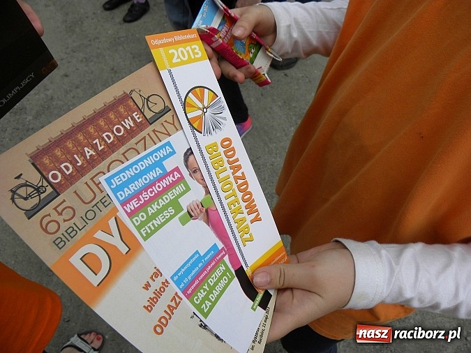 Zdjęcie w galerii na portalu naszraciborz.pl: Odjazdowy rajd z biblioteką wiadomości z regionu