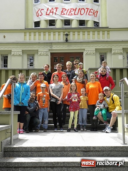 Zdjęcie w galerii na portalu naszraciborz.pl: Odjazdowy rajd z biblioteką wiadomości z regionu