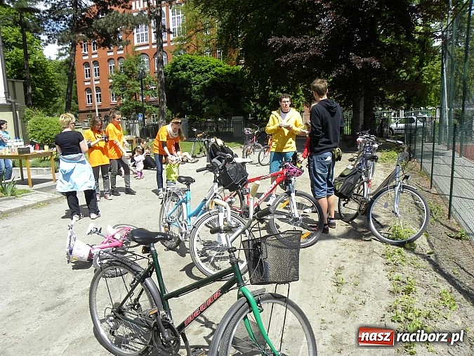 Zdjęcie w galerii na portalu naszraciborz.pl: Odjazdowy rajd z biblioteką wiadomości z regionu